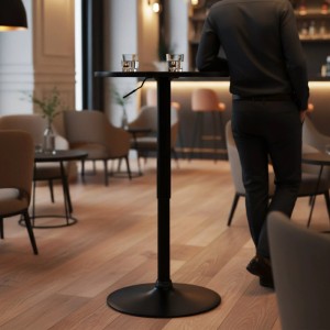 Schwarzer, runder Stehtisch Xanten, höhenverstellbar, mit Person in moderner Bar. Ideal als Bartisch für Küche & Lounge.