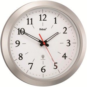 Silberne Funk-Wanduhr mit weißem Ziffernblatt für gute Lesbarkeit. Kategorie: Uhren & Wecker.