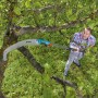 Gardena combisystem Gartensäge 300 PP gebogen im Einsatz zum Schneiden eines Astes.
