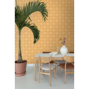 ESTAhome Vliestapete mit Fliesenmuster in Ockergelb im Interieur mit Esstisch und Zimmerpflanze.