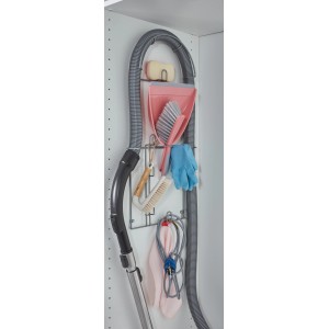 Optifit Schlauchhalter mit Staubsauger-Zubehör im Hauswirtschaftsraum.