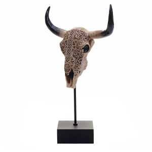 MCW Deko Standfigur Kuhschädel mit Tribal-Muster, 47 cm hoch.