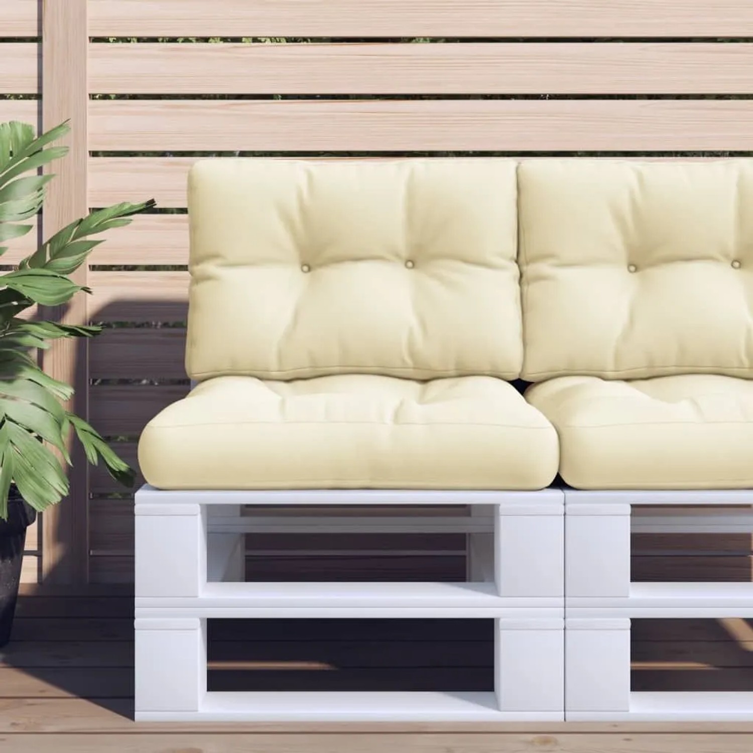 Cremefarbene Palettenkissen (2-tlg) auf weißem Palettensofa. Sitz- und Rückenkissen aus Stoff für Gartenmöbel.
