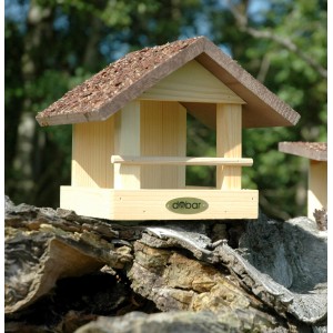 Kleines Dobar Vogelfutterhaus aus Kiefernholz mit Rindendach. Vogelhaus für Wildvögel.