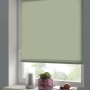 Gardinia EasyFix Rollo, 120x150 cm, mintgrün, lichtdurchlässig, am Fenster montiert.