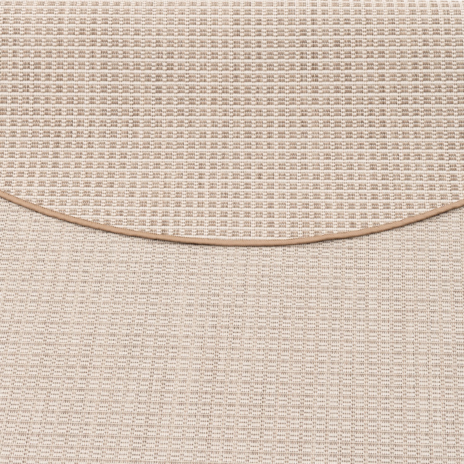 Detailansicht: Runder, beige-cremefarbener Snapstyle In & Outdoor Teppich Oslo mit Karomuster.