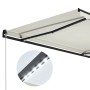 Cremefarbene manuelle Markise mit LED-Beleuchtung und grauem Aluminiumrahmen. Detailansicht der leuchtenden LED-Leiste.