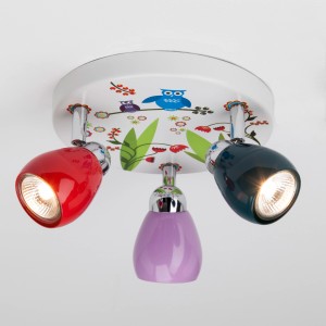 Buntes LED-Spotrondell Birds, 3-flammig, für Kinderzimmer. Deckenlampe mit Vogel-Motiv und roten, lila, blauen Lampenschirmen.
