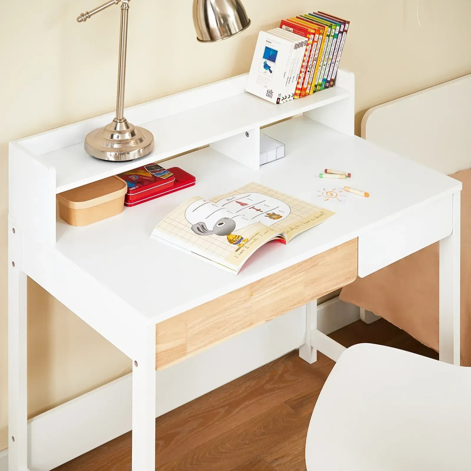 Weißer SoBuy Schreibtisch FWT106-W mit Ablagen für Homeoffice, Bücher und Büroutensilien.