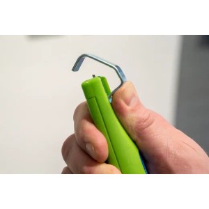 WEICON Kabelmesser Green Line in Hand, zum Abisolieren von Kabeln mit Stellrad.