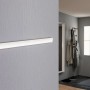 Paulmann Base Profil, 2 m LED-Streifen-Profil mit Diffusor, an grauer Wand montiert.
