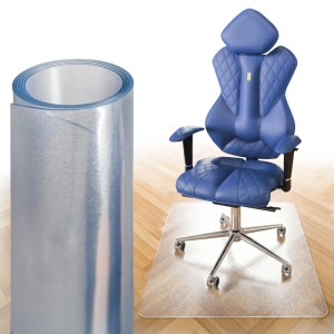 Transparente Bodenschutzmatte unter blauem Bürostuhl auf Holzparkett, schützt Böden vor Kratzern und Abnutzung.