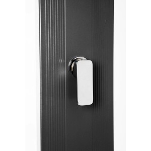 Detailaufnahme: Schwarze Steinbach Solardusche Slim Line Deluxe mit verchromtem Einhebelmischer.