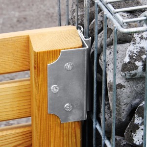 Silberner Gabionen Anbauwinkel zur Befestigung von z.B. Holzelementen an einer Gabione.