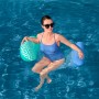 Frau entspannt auf der Bestway Pool-Hängematte Comfort Plush im Wasser.