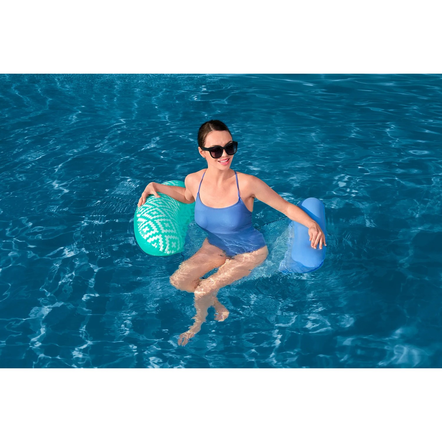 Frau entspannt auf der Bestway Pool-Hängematte Comfort Plush im Wasser.