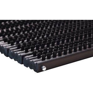Schwarze Fußmatte (38,5x59cm) mit Borsten zur Schuhreinigung im Außenbereich.