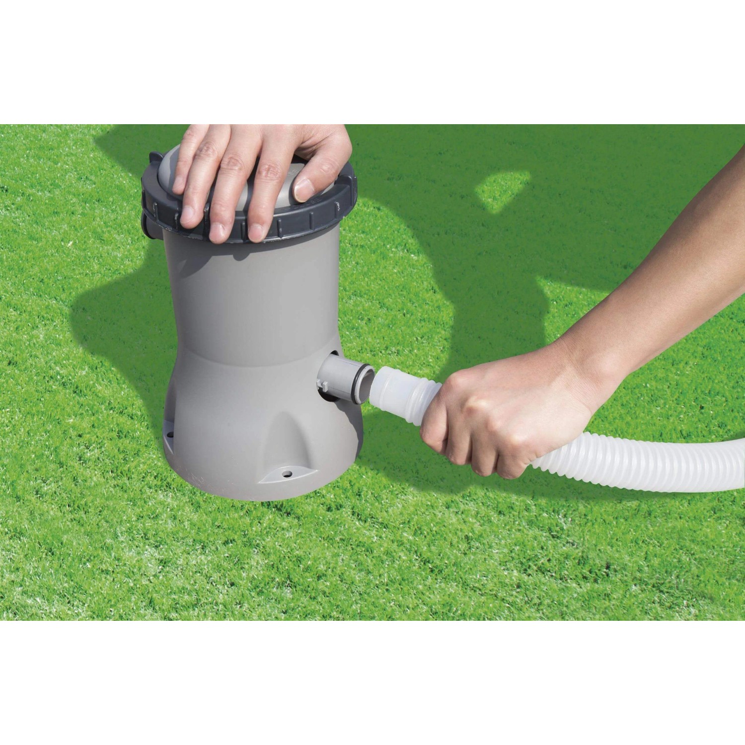 Bestway Solar Poolheizung mit Schlauchanschluss auf Rasen