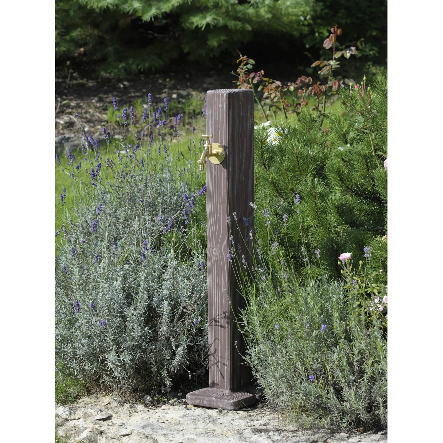 Arves Wasserzapfstelle Forest, dunkelbraun, mit Messinghahn im Garten.