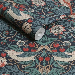 William Morris Vliestapete Strawberry Thief Deep Blau mit Erdbeeren und Vögeln.