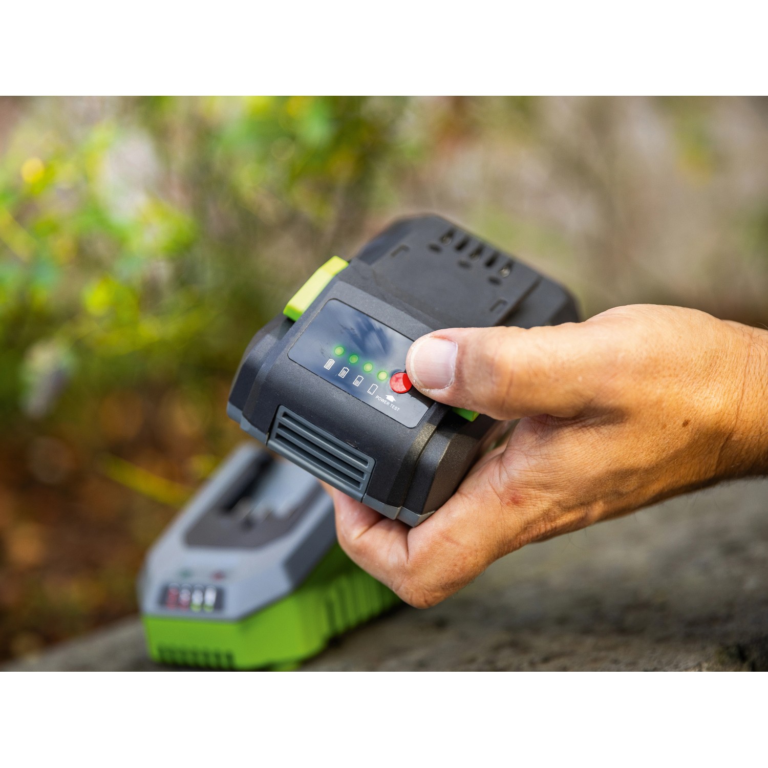 LUX-TOOLS Akku-Starterset AK-20/4.0: 20V Akku mit Ladestation in Hand, PowerSystem.