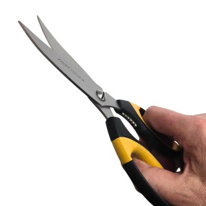 FINNY Tec X Aramid Schere, 20cm, gebogen, mit gelb-schwarzem Griff in Hand gehalten.