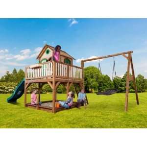 Axi Liam Spielhaus mit Nestschaukel und Rutsche im Garten mit spielenden Kindern.
