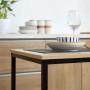 HOMCOM Essgruppe: Tischplatte Eiche-Optik, schwarzes Metallgestell. Gedeckter Tisch in Küche.
