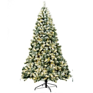 Künstlicher Weihnachtsbaum 225cm, dicht, mit Schnee und warmweißen LED-Leuchten auf schwarzem Ständer.