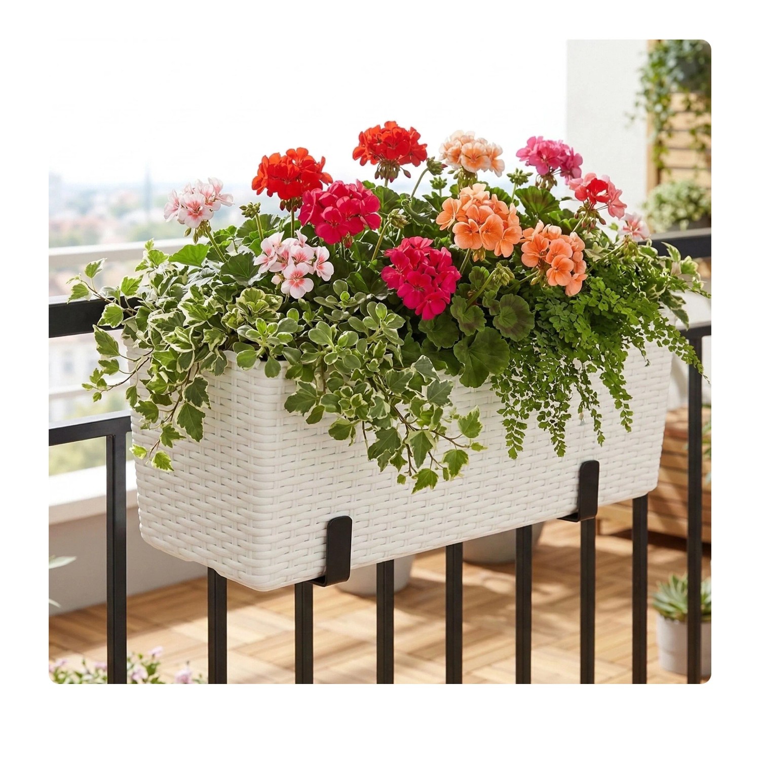 Weißer Balkonkasten aus Polypropylen in Rattan Optik mit bunten Blumen, an schwarzem Geländer. Mit selbstbewässerndem Einsatz.