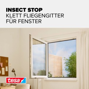 tesa Insect Stop Klett Fliegengitter anthrazit am geöffneten Fenster. Einfache Montage, schützt vor Insekten.