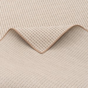 Detailansicht des beigen Snapstyle In & Outdoor Teppichs Oslo mit Karomuster, 160x240cm.