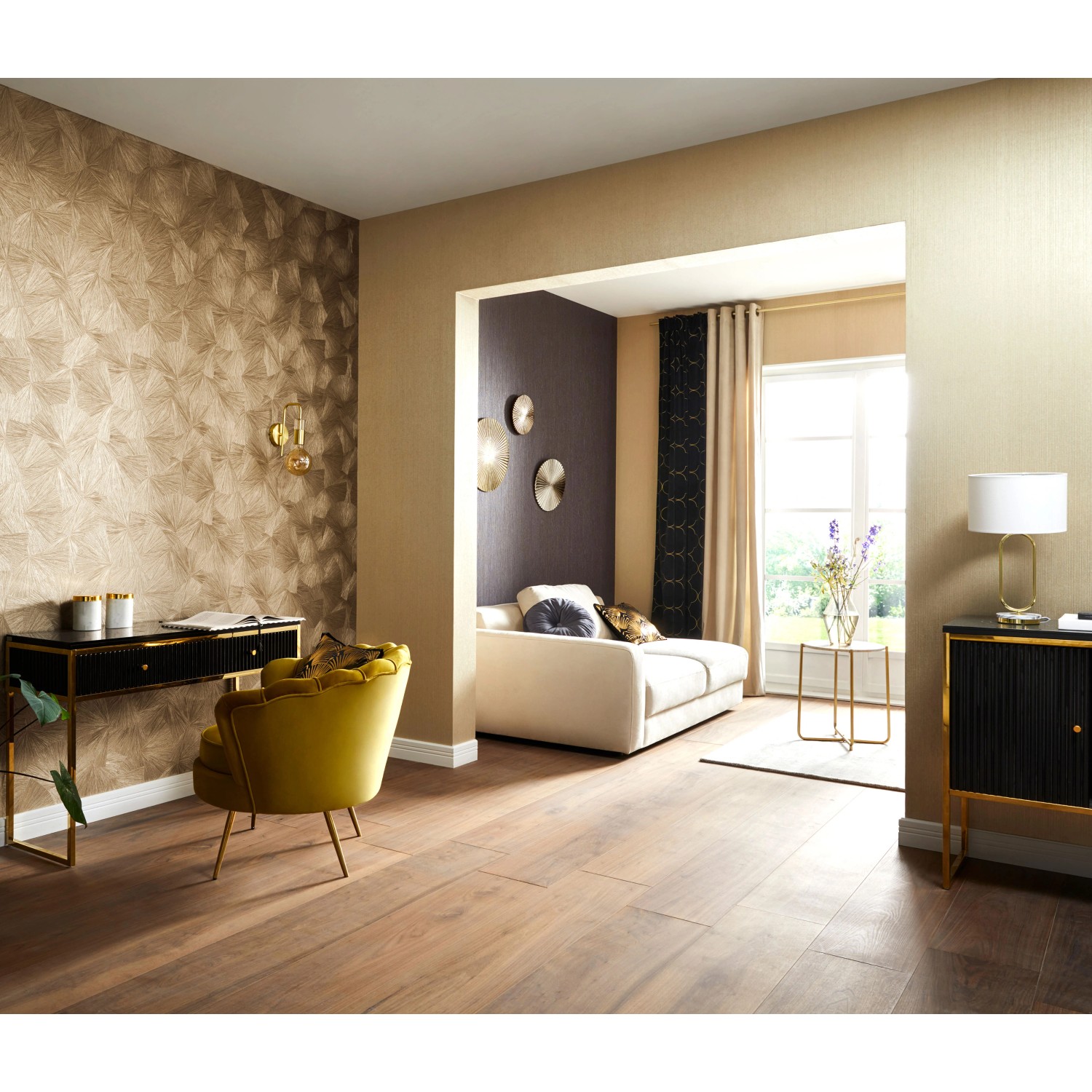 Wohnraum mit Erismann Vliestapete Guido Maria Kretschmer Fashion for Walls 3 mit Fächermotiv.