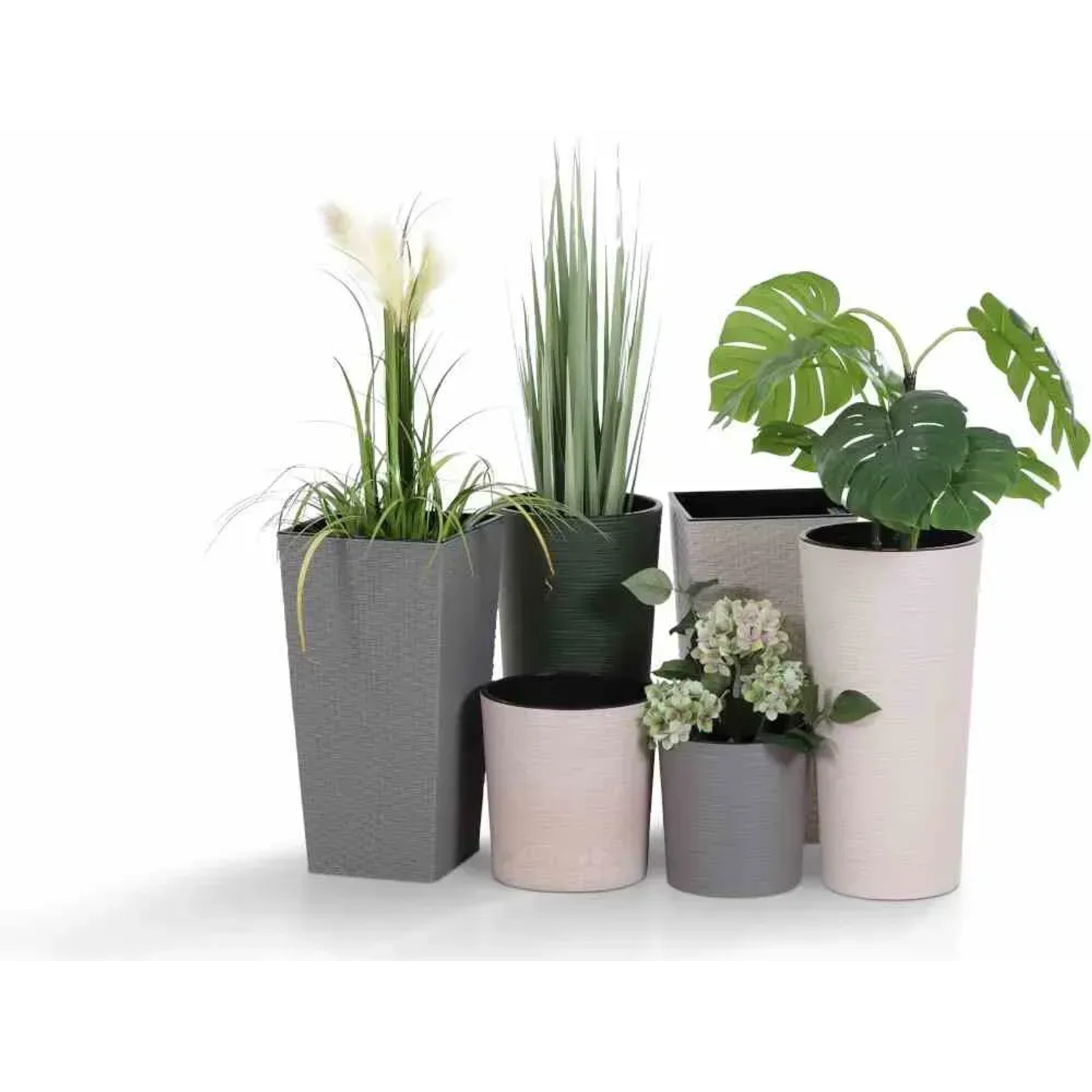 Verschiedene Siena Garden Übertöpfe Eco Lens in Weiß, Grau und Grün mit Pflanzen.