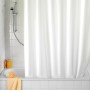 Weißer Wenko Duschvorhang aus PEVA, 240x180 cm, hängt an einer Duschstange über einer Badewanne.