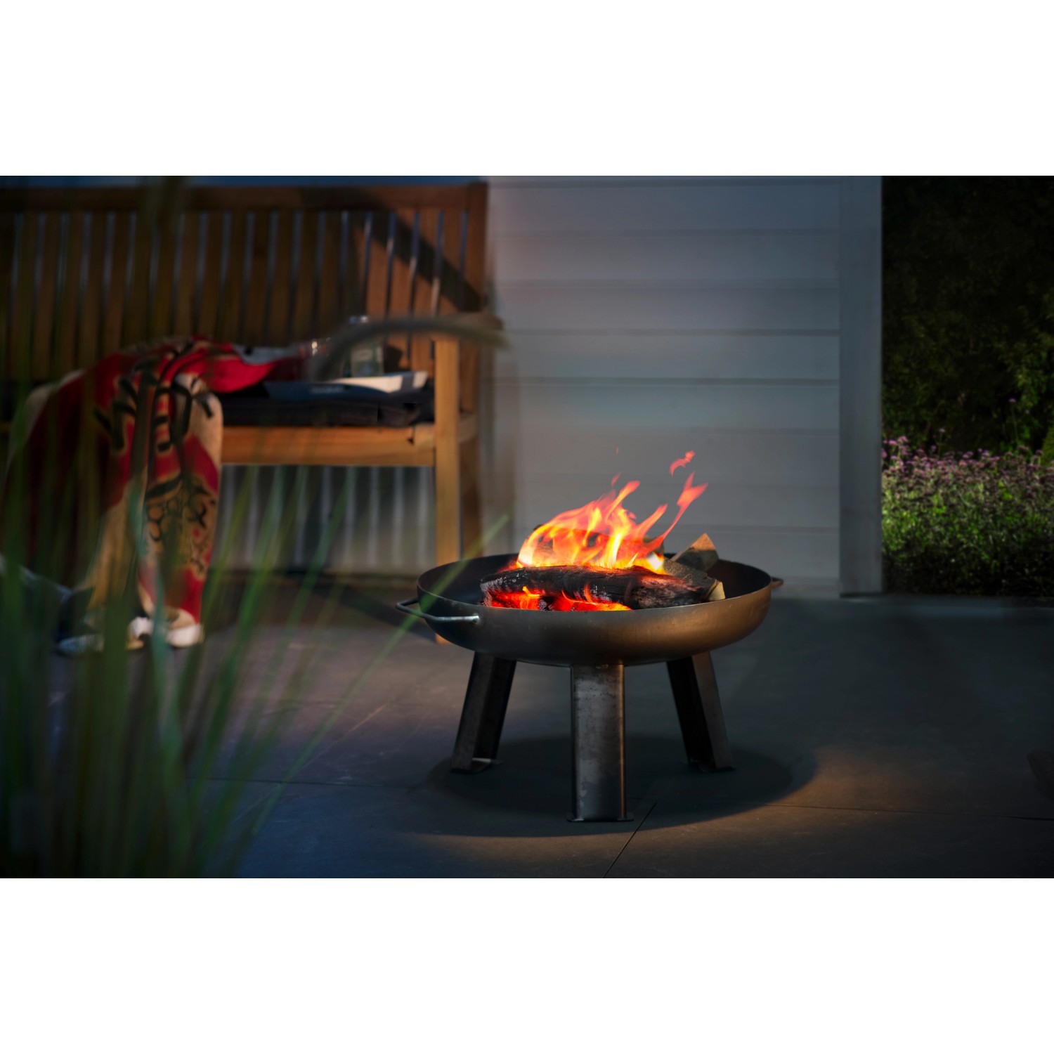 Buschbeck Feuerschale XS (Ø 55cm) aus Eisen mit brennendem Holz. Stimmungsvolles Ambiente im Garten.