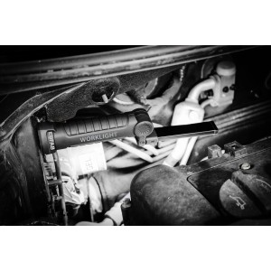 Eufab Akku-Arbeitsleuchte im Einsatz im Motorraum, ausklappbar, mit LED und Magnetfuß.