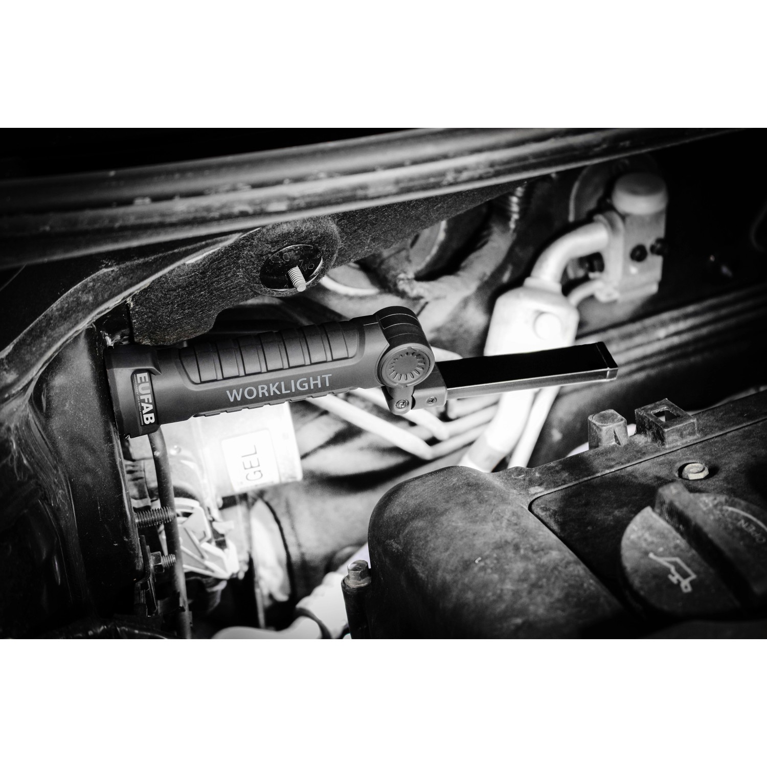Eufab Akku-Arbeitsleuchte im Einsatz im Motorraum, ausklappbar, mit LED und Magnetfuß.
