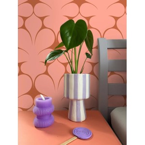 ESTAhome Vliestapete mit Terrakotta Retro-Ornamenten an einer Wand, dekoriert mit Pflanze und Kerze.