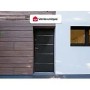 Moderne Haustür Naxara Anthrazitgrau mit horizontalen Zierleisten, eingebaut in eine Hausfassade.