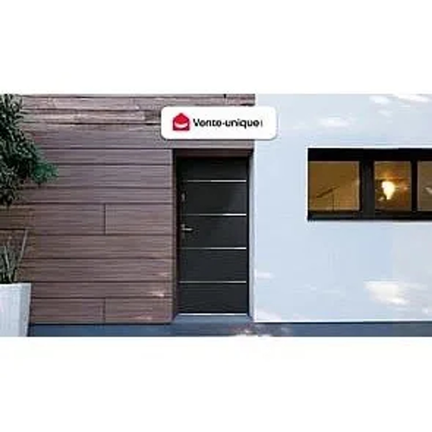 Moderne Haustür Naxara Anthrazitgrau mit horizontalen Zierleisten, eingebaut in eine Hausfassade.