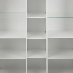 Detailansicht: Weißer Akai Vitrinenschrank mit Regalböden und Glasböden.