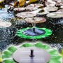 Heissner Solar-Teichpumpen-Set, schwimmende Solarinsel mit Seerosenblatt und Wasserspiel im Gartenteich.