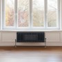 Anthrazitgrauer 3-Säulen Heizkörper (300x832mm) vor Fenster in hellem Raum.