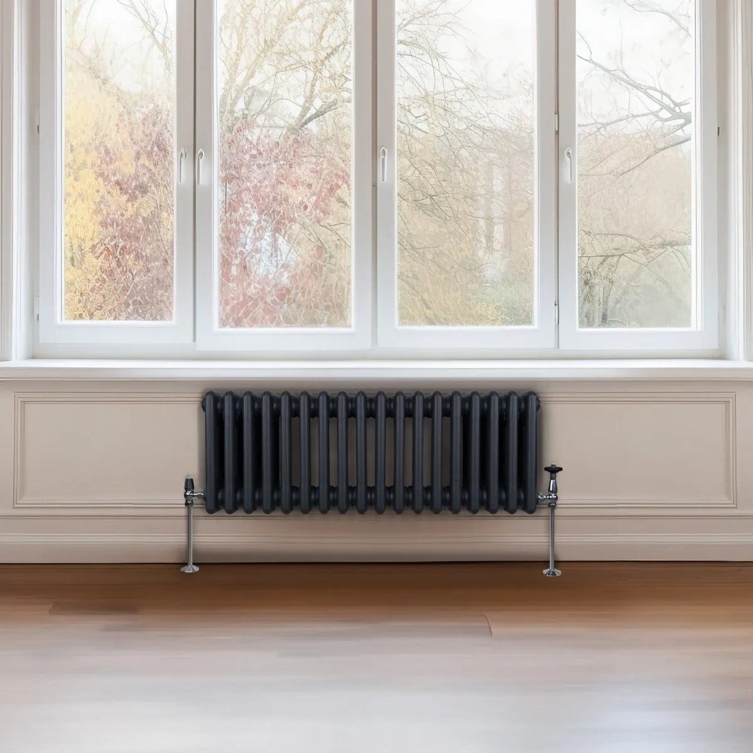 Anthrazitgrauer 3-Säulen Heizkörper (300x832mm) vor Fenster in hellem Raum.