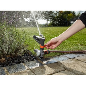 Gardena Comfort Regner bewässert Rasen. Impuls-, Kreis- und Sektorenregner im Einsatz.