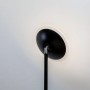 Moderne, dimmbare Lindby LED Stehlampe Malea in Schwarz mit runder Leuchtfläche.