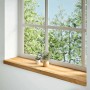 Helle Eichenholz-Fensterbank aus Massivholz mit sichtbarer Maserung, dekoriert mit Pflanzen am Fenster.