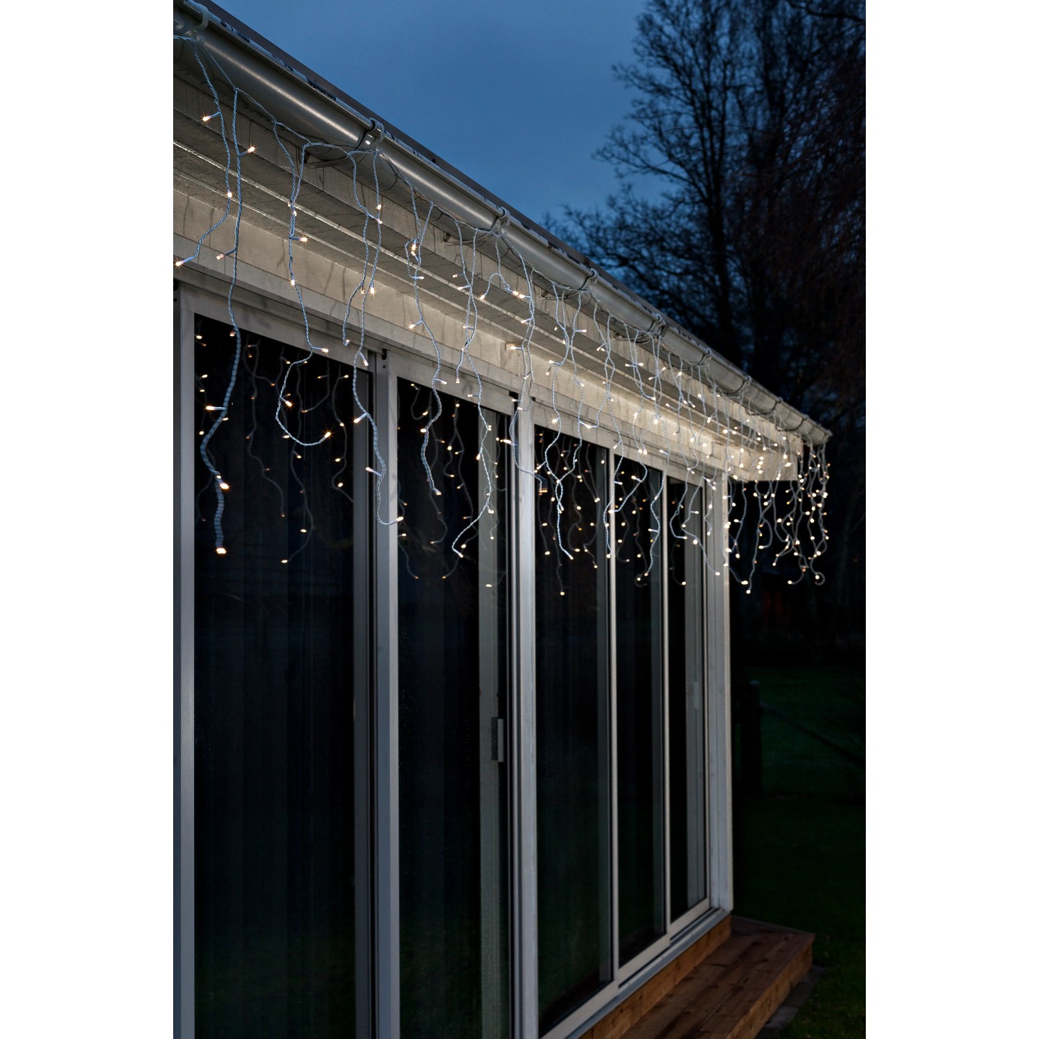 Konstsmide LED-Eisregen-Lichtervorhang, 80 warmweiße LEDs für Außen, batteriebetrieben.