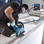 Bosch GDE 230 FC-S Staubabsaugung für Winkelschleifer im Einsatz mit Staubsauger.